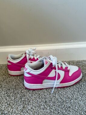 Nike Kids Low-Top Sneakers in White & Hot Pink